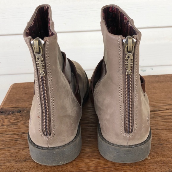 Pretty girl’s beige boots - Picture 3 of 6